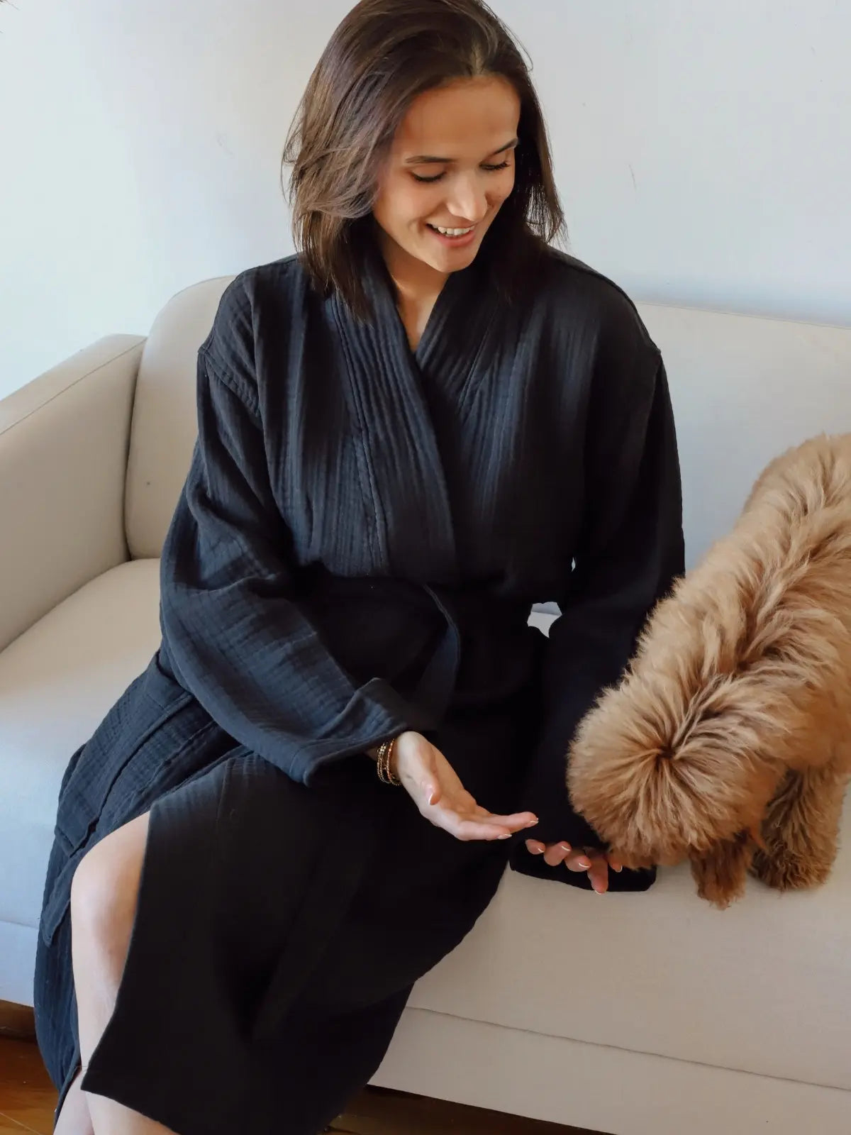 Siyah 4 kat muslin bornoz pamuk kumaş dokusu yakın çekim