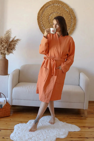 Terracotta 4 kat müslin kimono bornoz, yan görünüm yaşam çekimi – %100 Denizli pamuğu, OEKO-TEX, VivaMaison