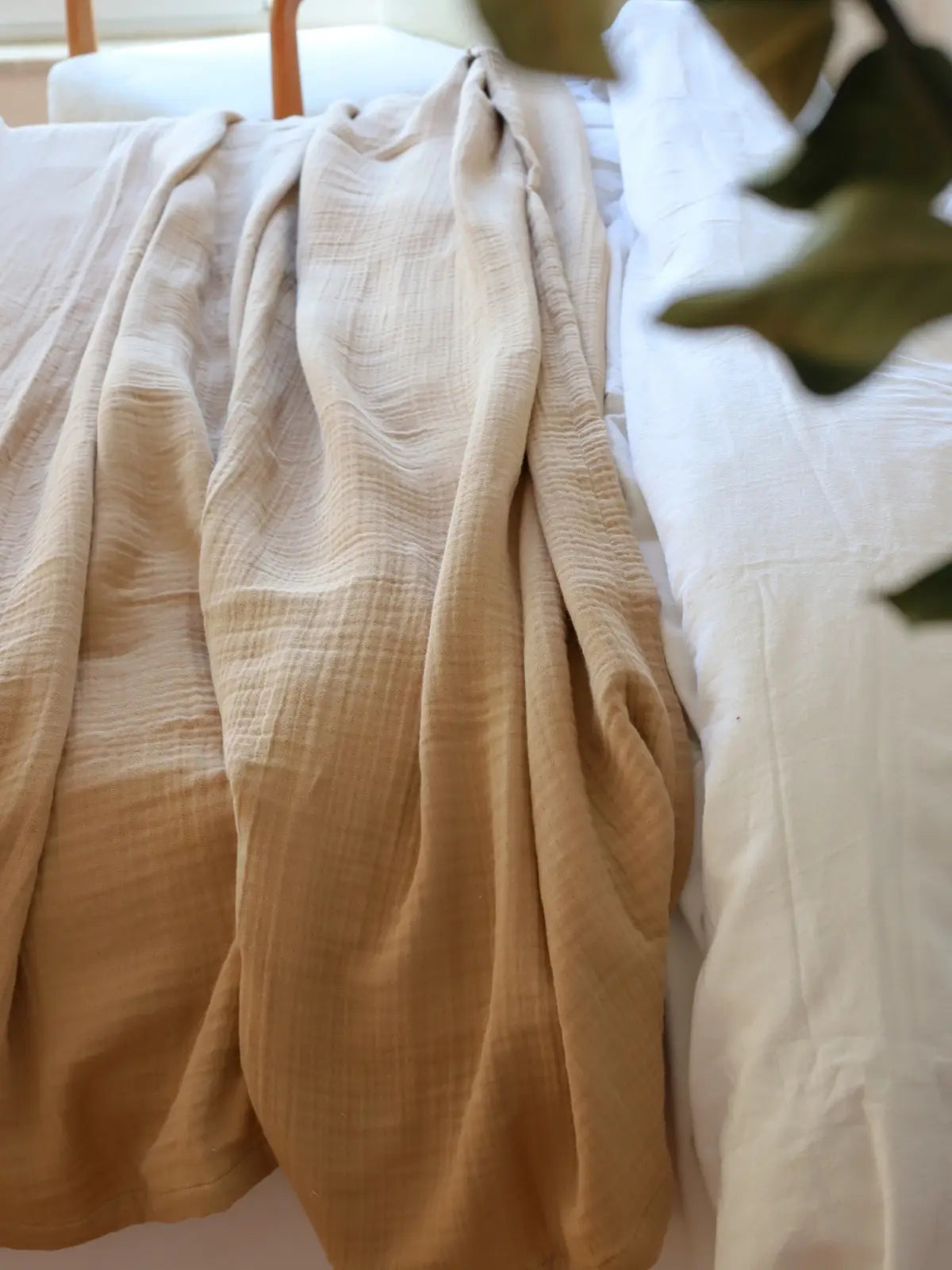 Açık kahve muslin saçaksız yatak örtüsü temiz kesim kenar işçiliği