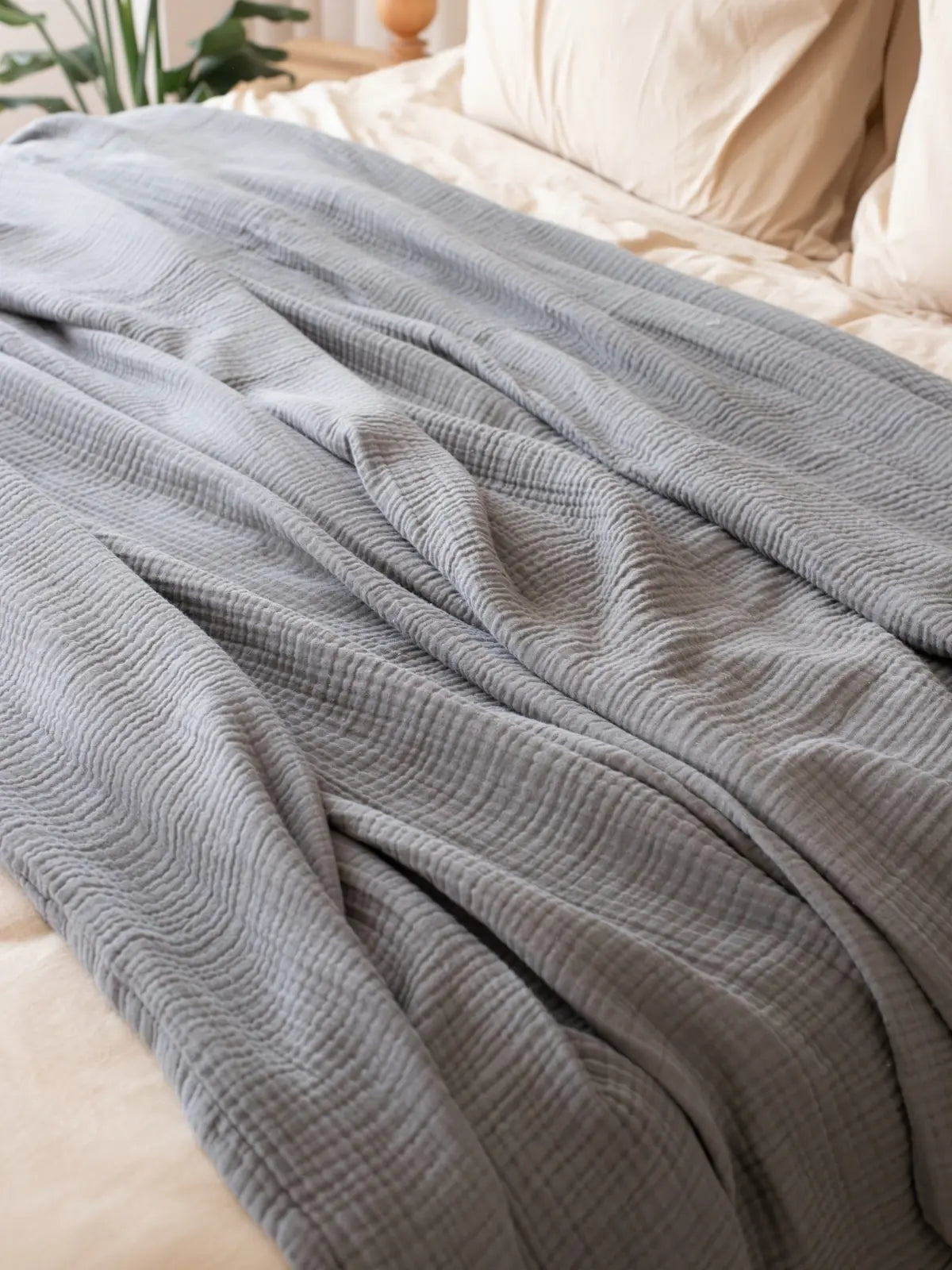 Antrasit 4 kat muslin saçaksız yatak örtüsü kumaş dokusu yakın çekim