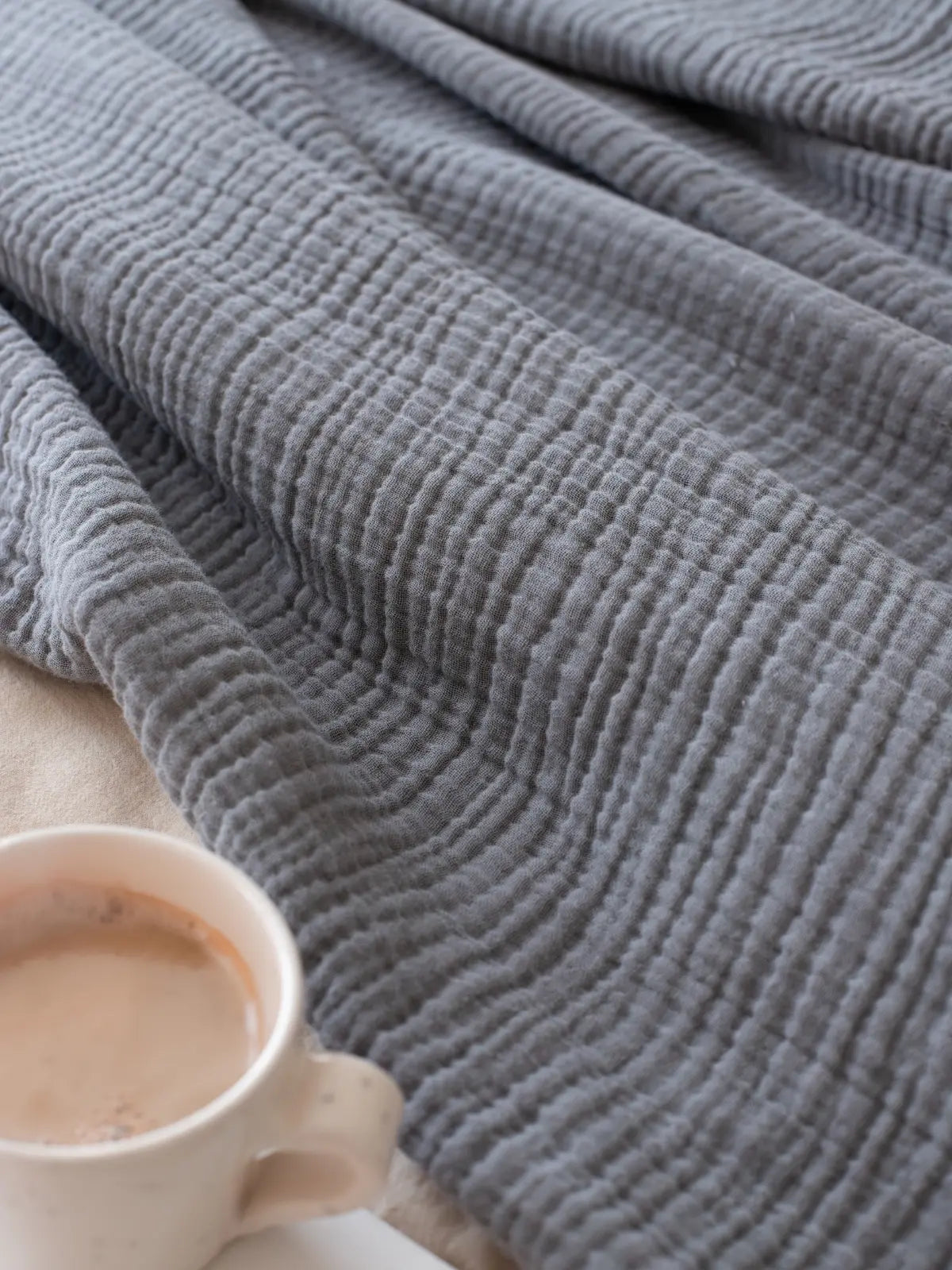 Antrasit muslin saçaksız yatak örtüsü temiz kesim kenar işçiliği