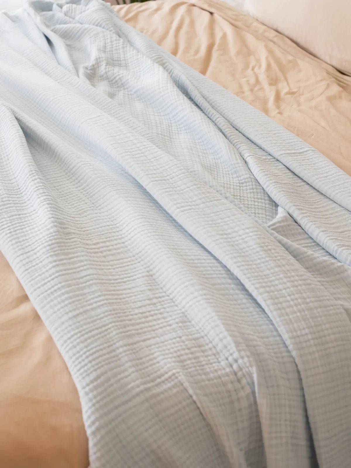 Bebe mavisi 4 kat muslin saçaksız yatak örtüsü kumaş dokusu yakın çekim