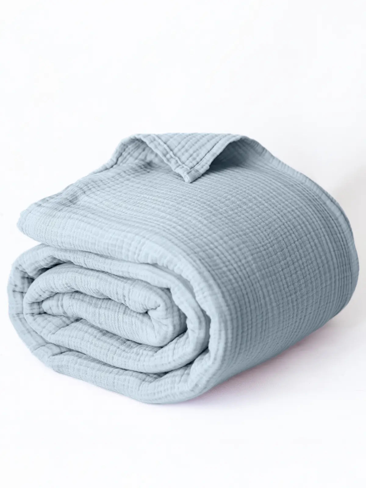 Bebe mavisi muslin saçaksız pike katlanmış halde düz kenar detayı