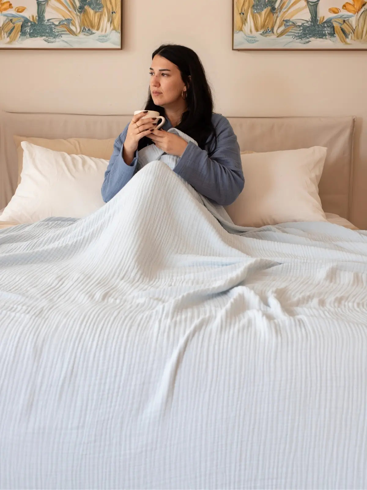 Bebe mavisi 4 kat muslin saçaksız yatak örtüsü çift kişilik yatak üstü görünüm