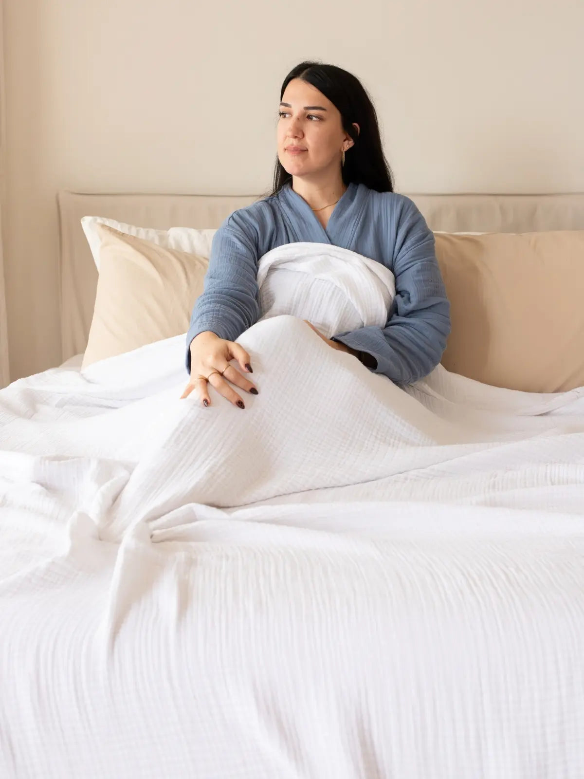 Beyaz muslin saçaksız pike yatak odası genel dekorasyon görünümü