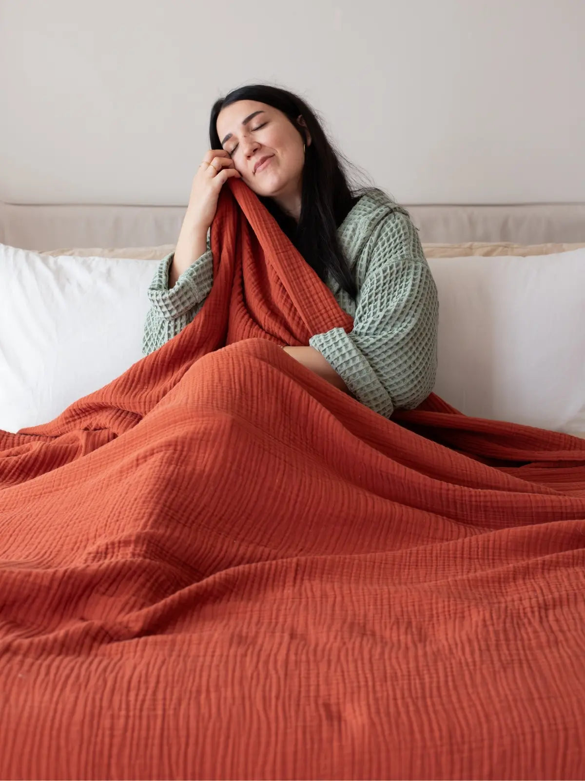 Bordo 4 kat muslin saçaksız yatak örtüsü çift kişilik yatak üstü görünüm