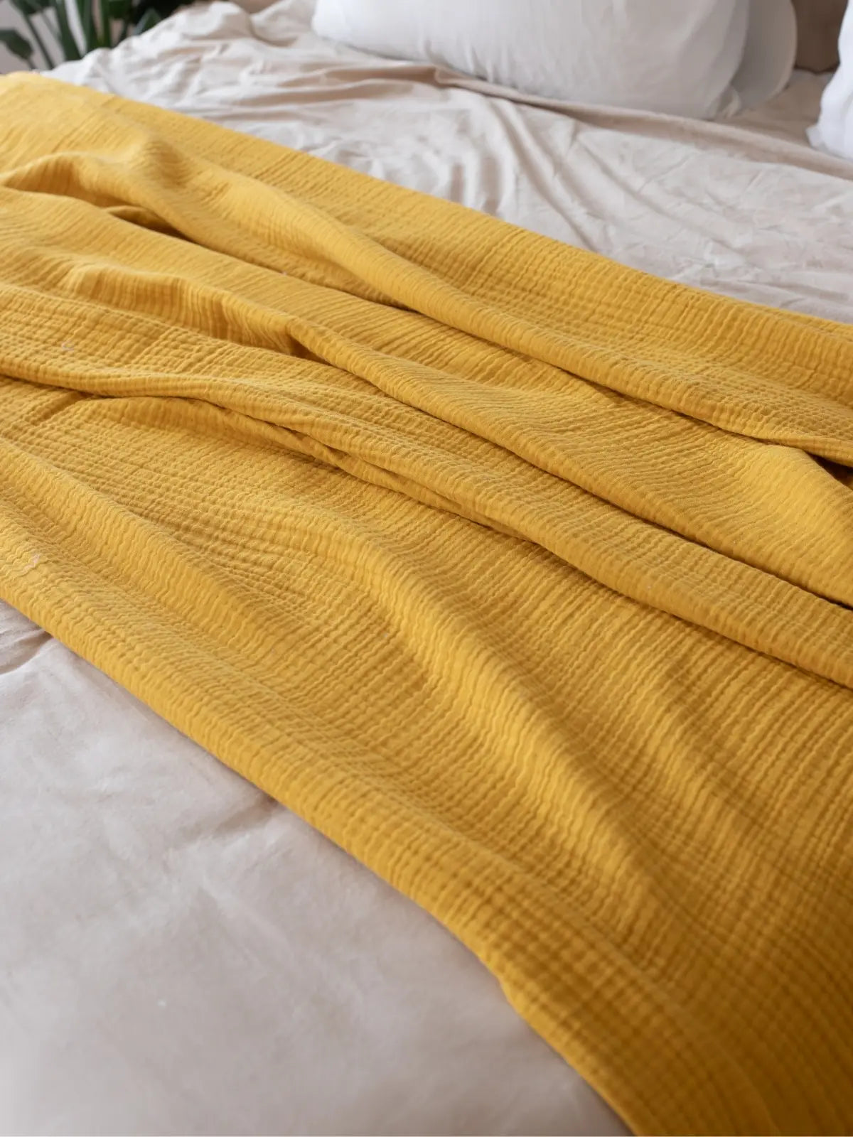 Hardal muslin saçaksız yatak örtüsü temiz kesim kenar işçiliği