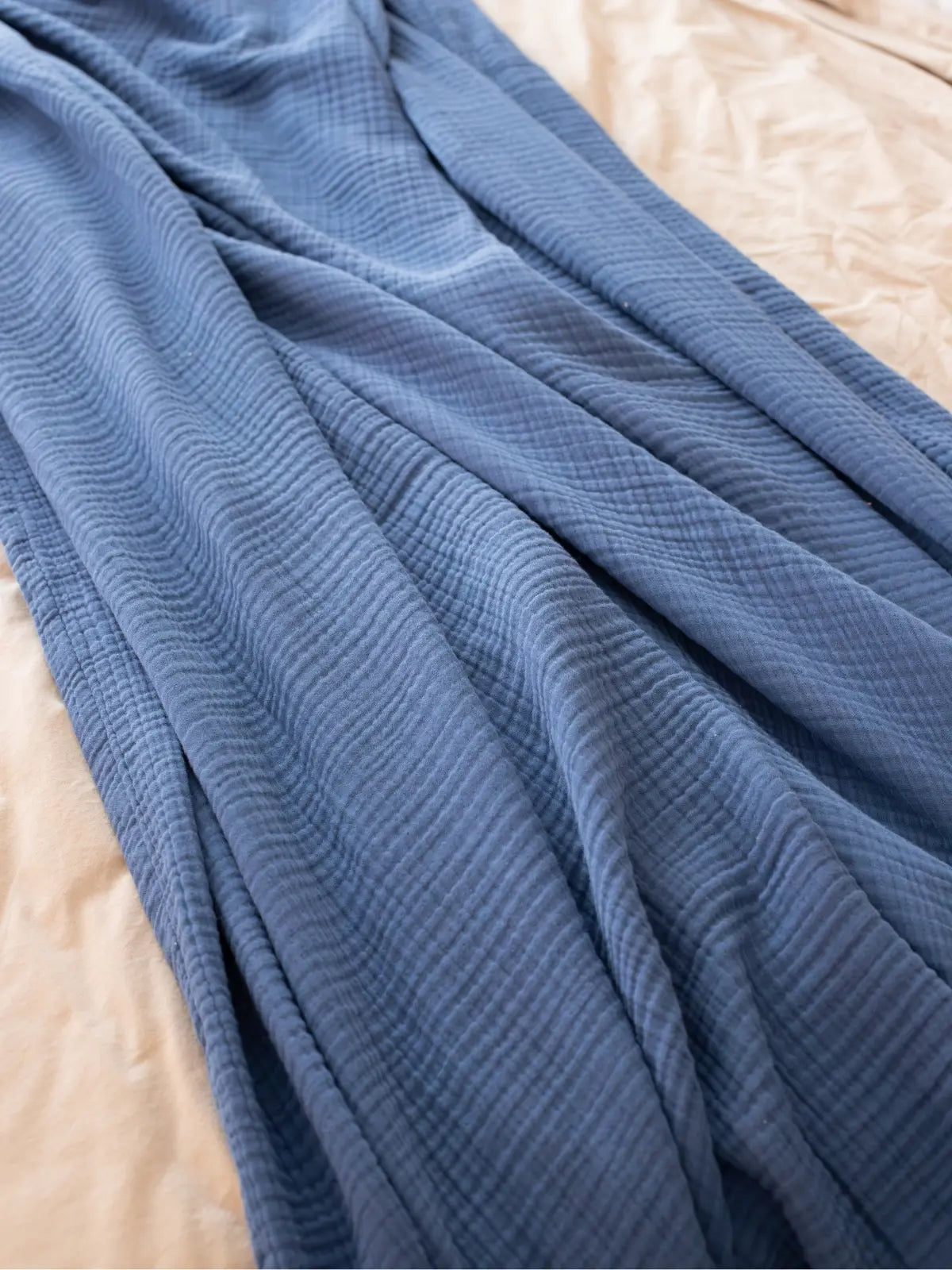 İndigo mavi 4 kat muslin saçaksız pike dalgalı döküm görünümü