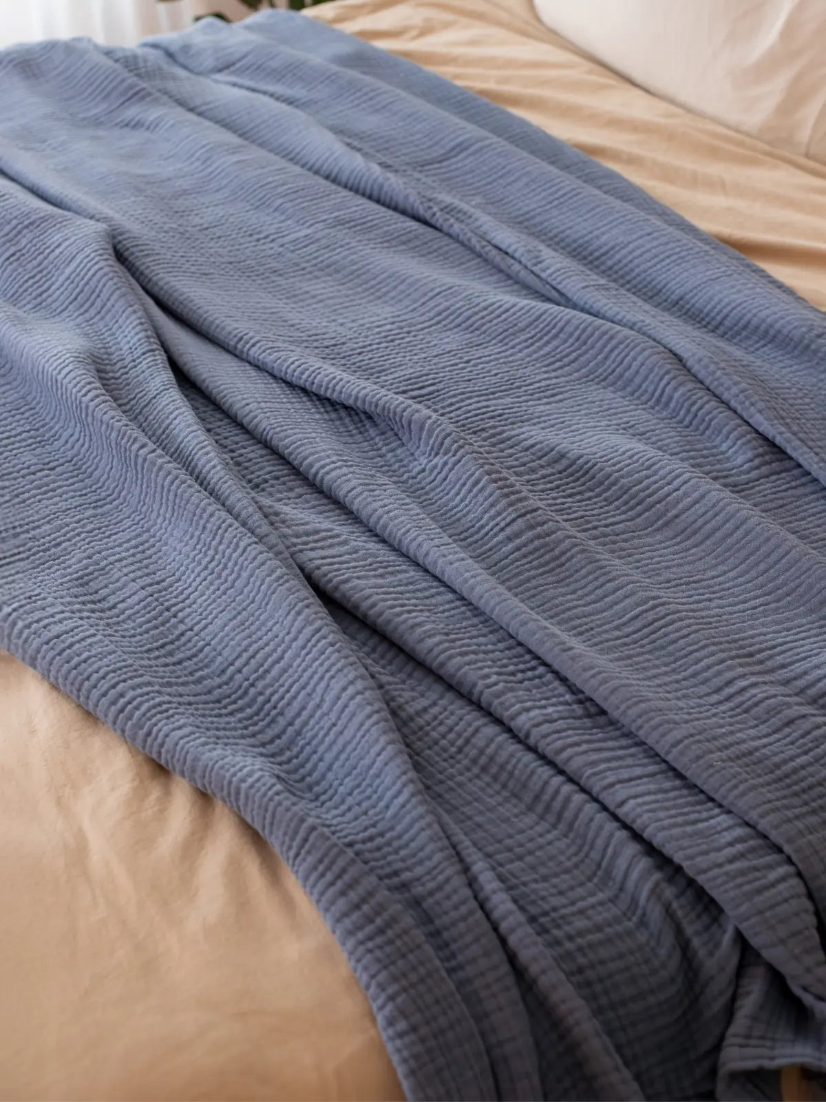 İndigo mavi 4 kat muslin saçaksız yatak örtüsü kumaş dokusu yakın çekim