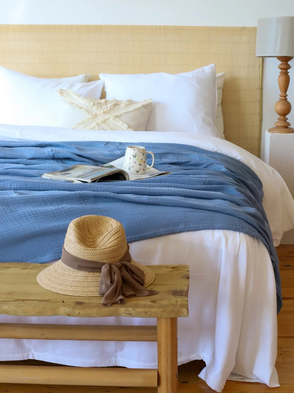 İndigo mavi muslin saçaksız pike yatak odası genel dekorasyon görünümü