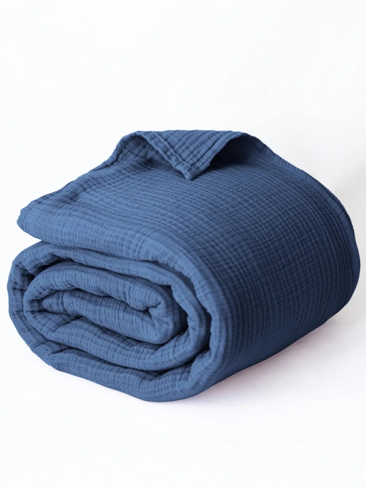 İndigo mavi muslin saçaksız pike katlanmış halde düz kenar detayı