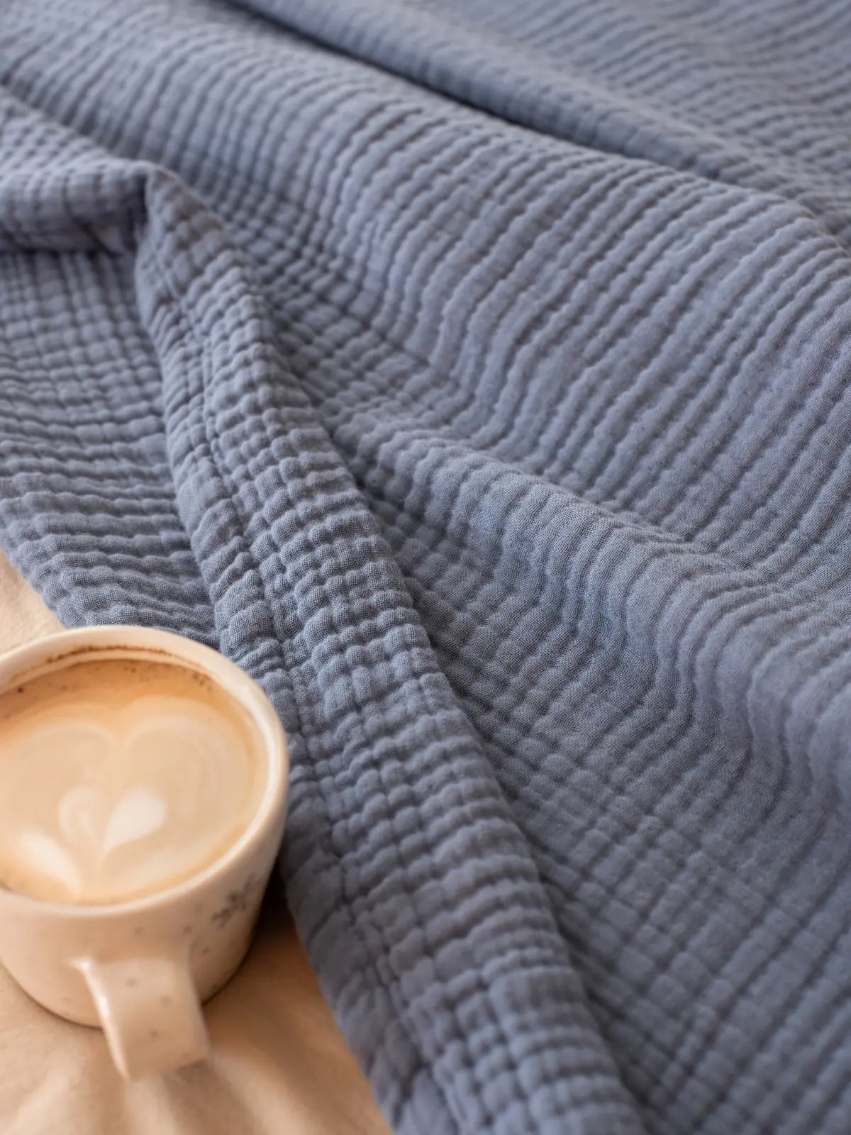 İndigo mavi muslin saçaksız yatak örtüsü temiz kesim kenar işçiliği