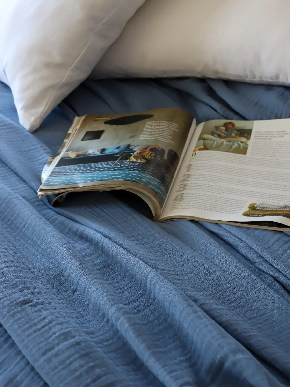 İndigo mavi muslin saçaksız örtü koltuk şalı olarak salon kullanımı