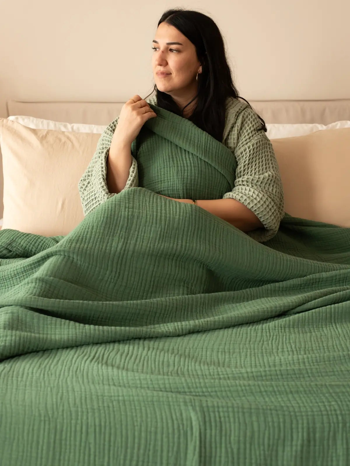 Koyu yeşil 4 kat muslin saçaksız yatak örtüsü çift kişilik yatak üstü görünüm