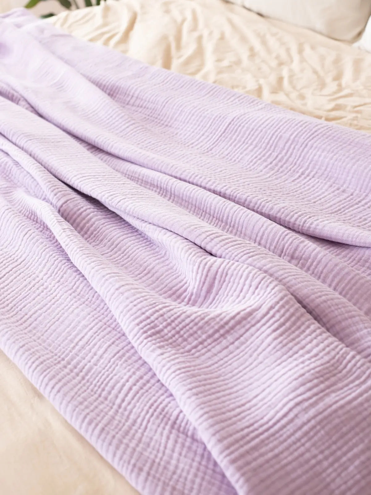 Lila 4 kat muslin saçaksız yatak örtüsü kumaş dokusu yakın çekim