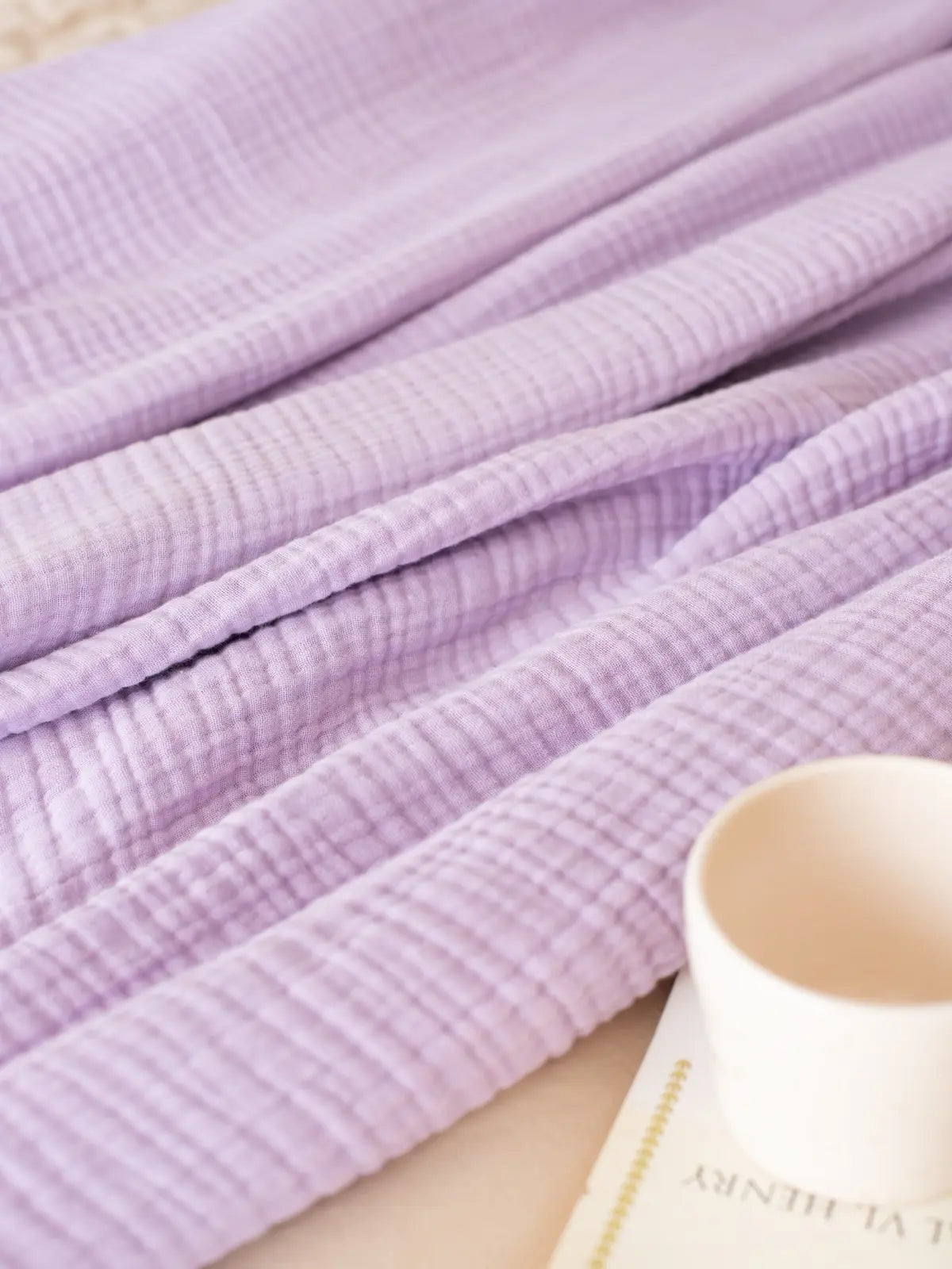 Lila muslin saçaksız yatak örtüsü temiz kesim kenar işçiliği