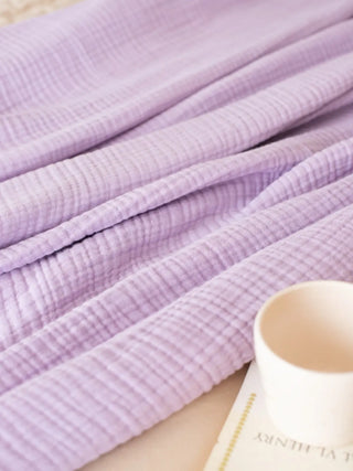Lila muslin saçaksız yatak örtüsü temiz kesim kenar işçiliği