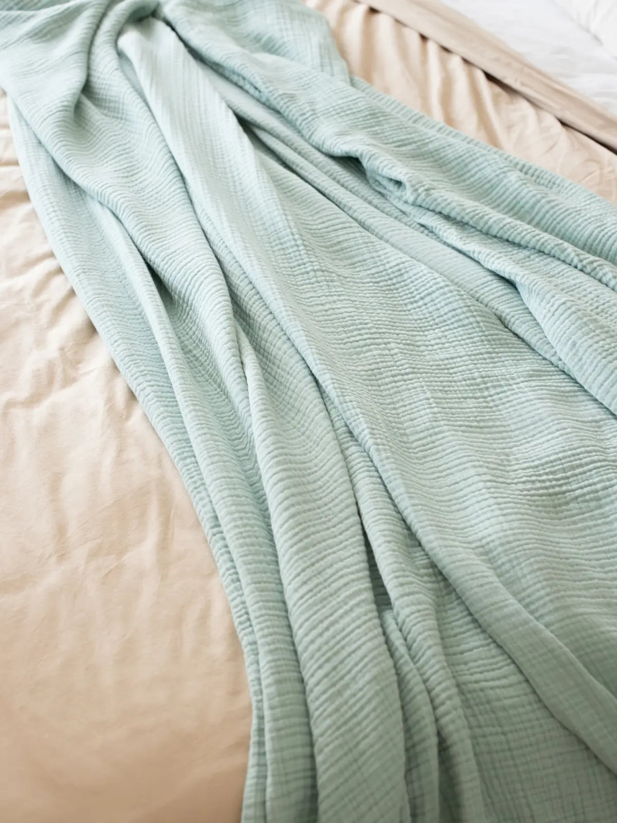 Mint yeşili muslin saçaksız yatak örtüsü temiz kesim kenar işçiliği