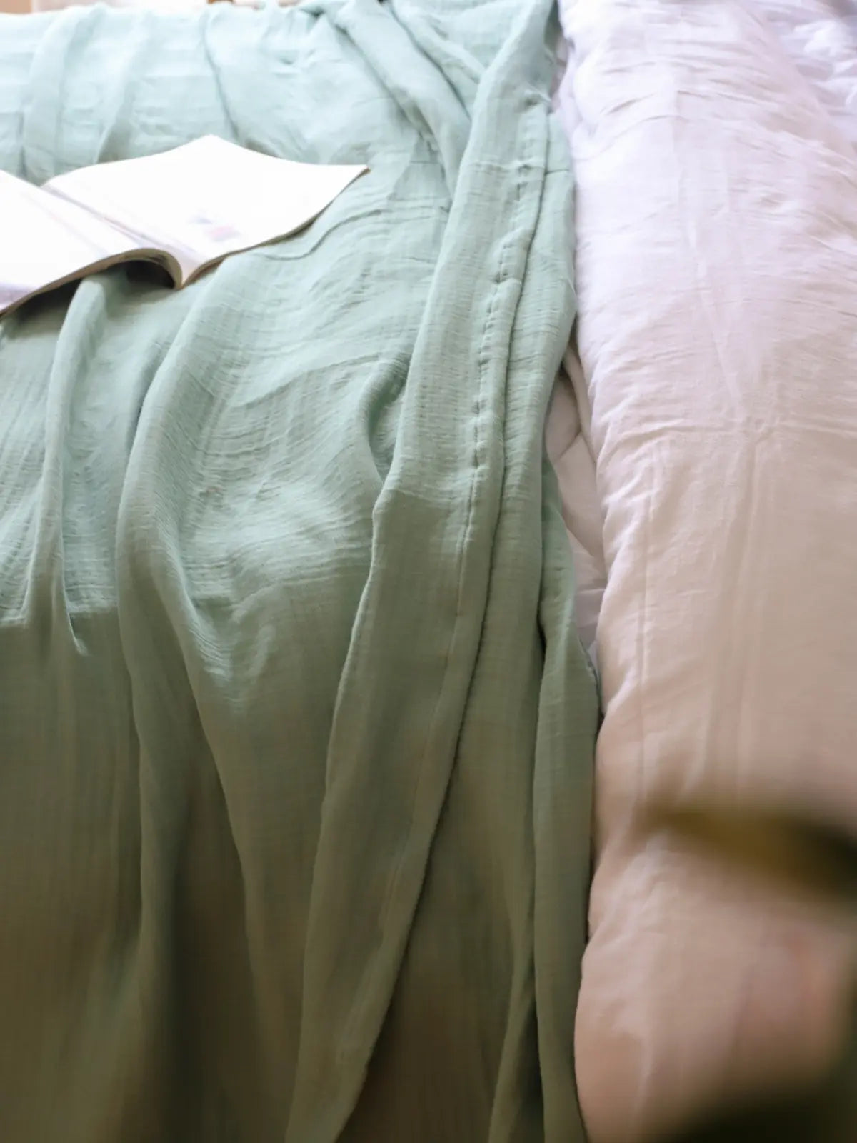 Mint yeşili muslin saçaksız yatak örtüsü yastık ile uyumlu kombinasyon