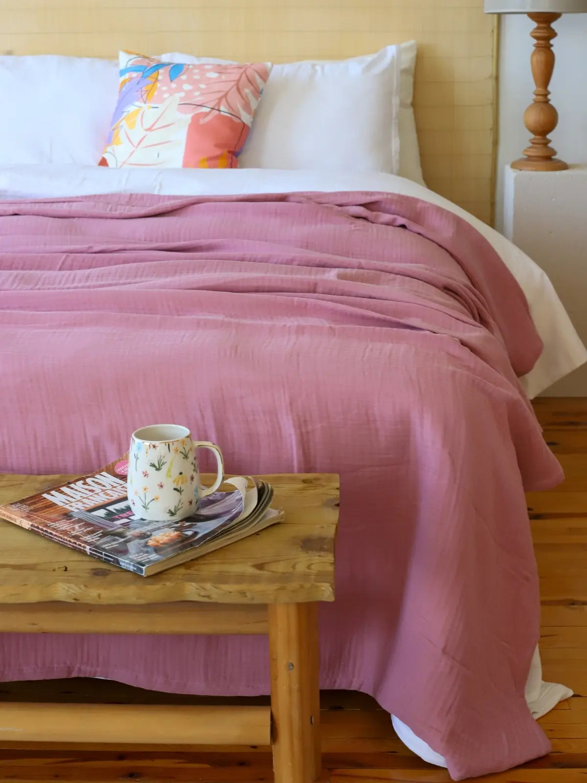 Pembe muslin saçaksız pike yatak odası genel dekorasyon görünümü