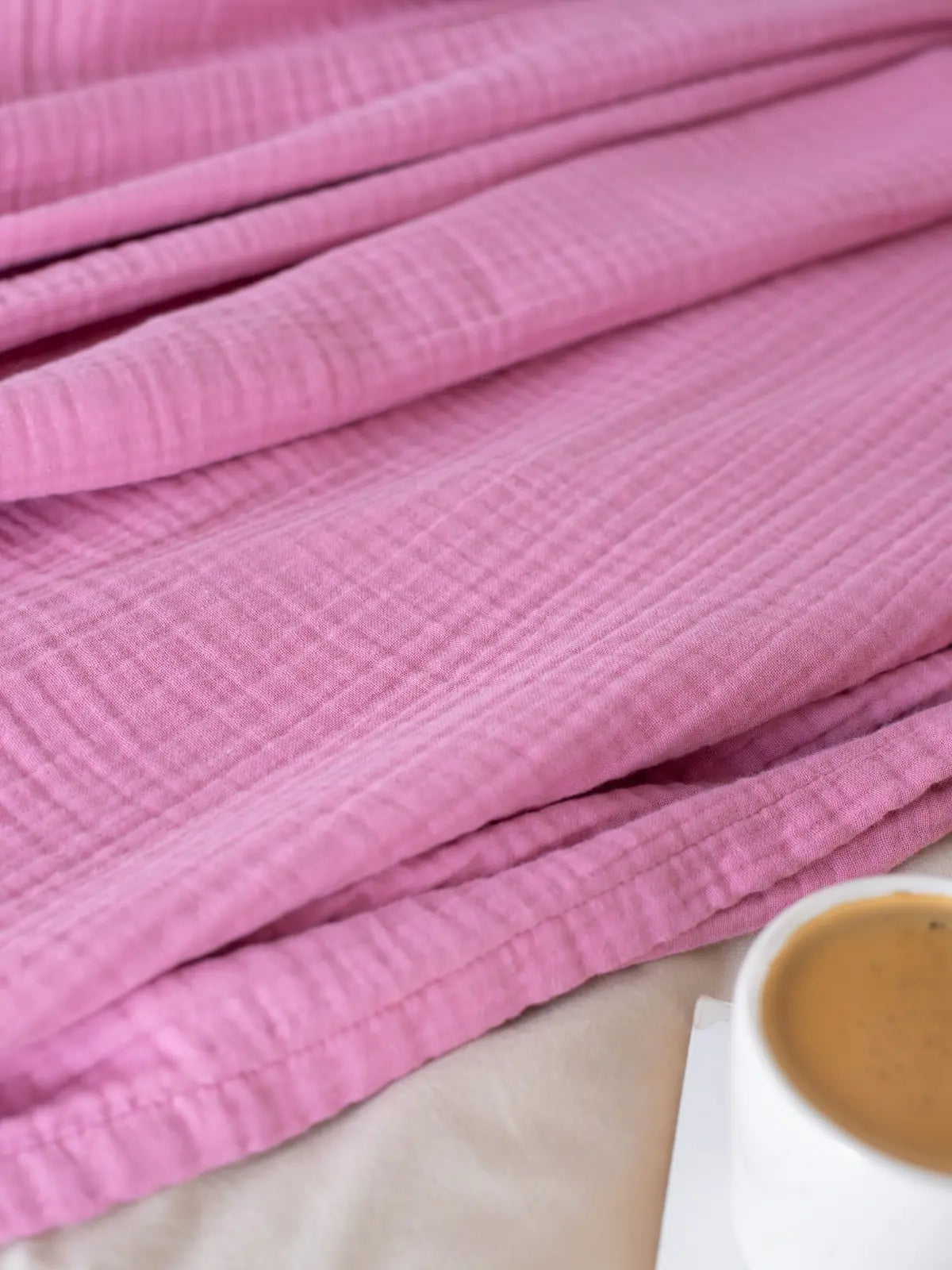 Pembe muslin saçaksız yatak örtüsü temiz kesim kenar işçiliği