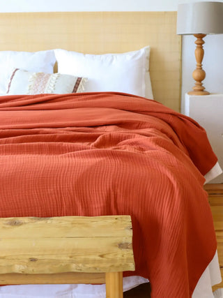 Terracotta muslin saçaksız pike yatak odası genel dekorasyon görünümü