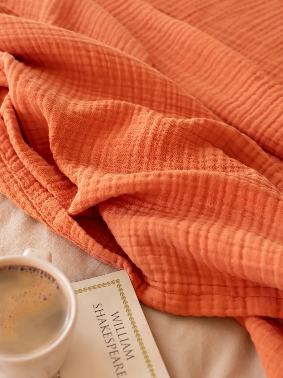 Terracotta muslin saçaksız pike katlanmış halde düz kenar detayı