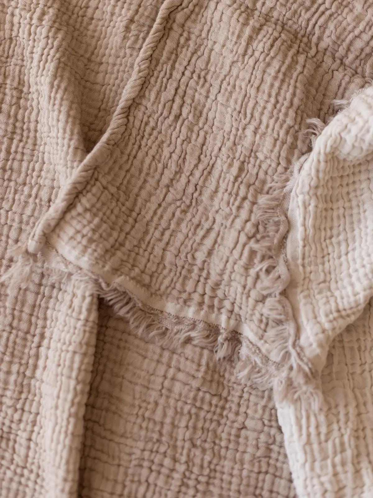 Açık kahve muslin yatak örtüsü kumaş dokusu yakın çekim