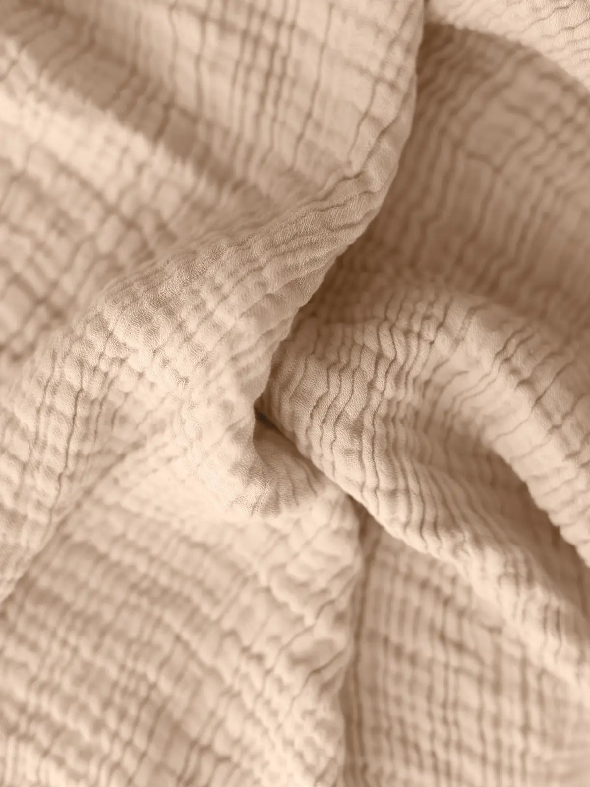 Açık kahve 4 kat muslin yatak örtüsü katlanmış halde