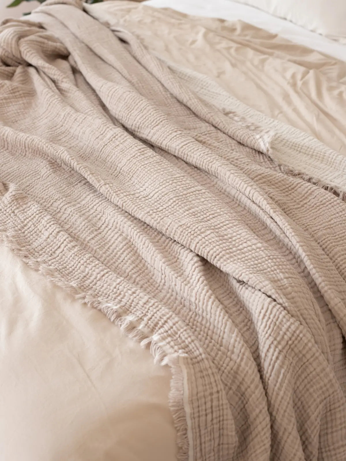 Açık kahve muslin yatak örtüsü kenar dikişi detayı