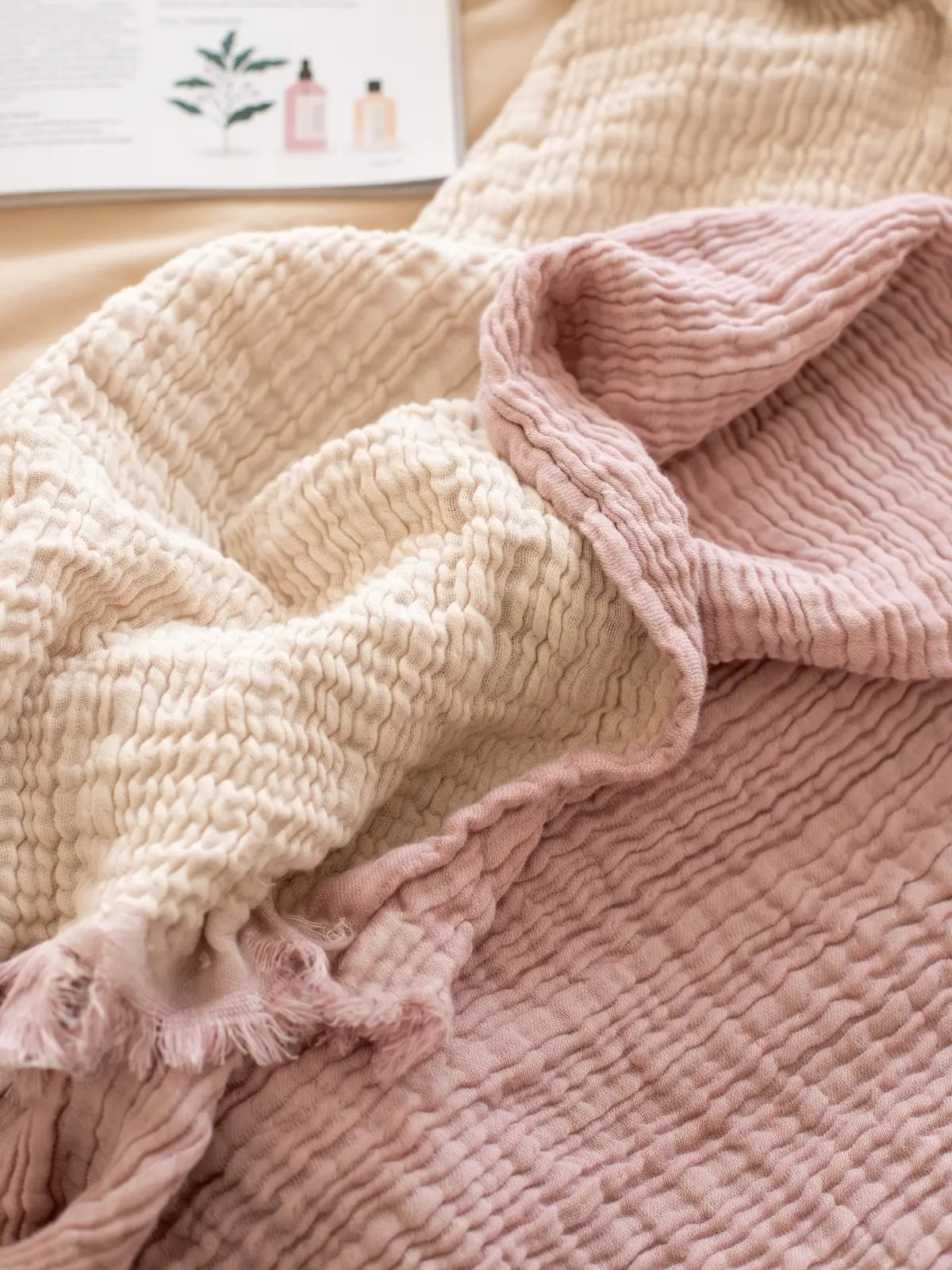 Açık pembe müslin yatak örtüsü kumaş dokusu yakın çekim