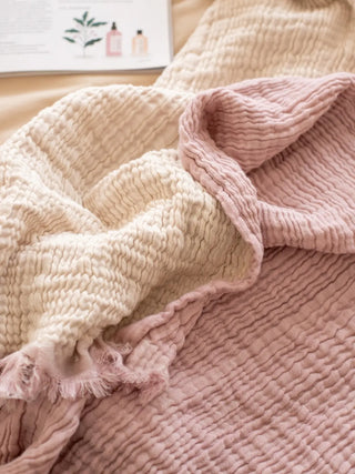 Açık pembe muslin yatak örtüsü kumaş dokusu yakın çekim