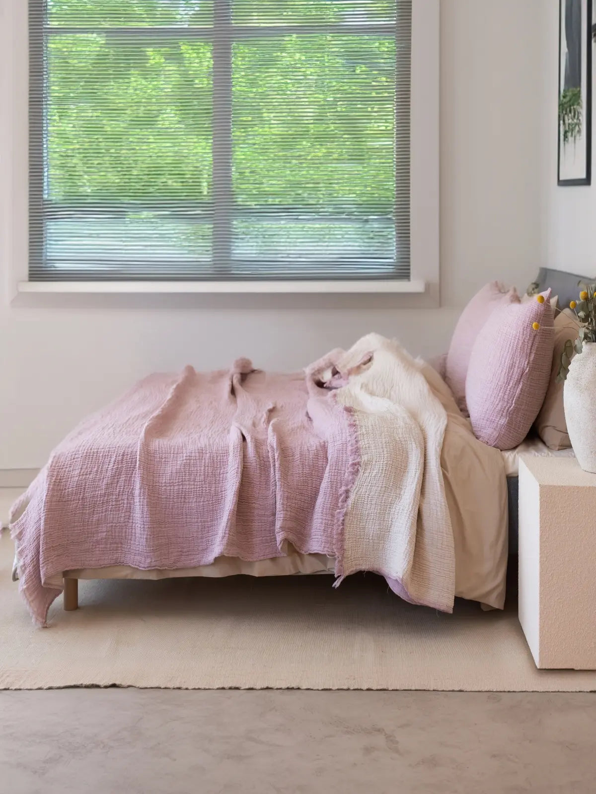 Açık pembe müslin pike yatak odası genel görünüm romantik dekor