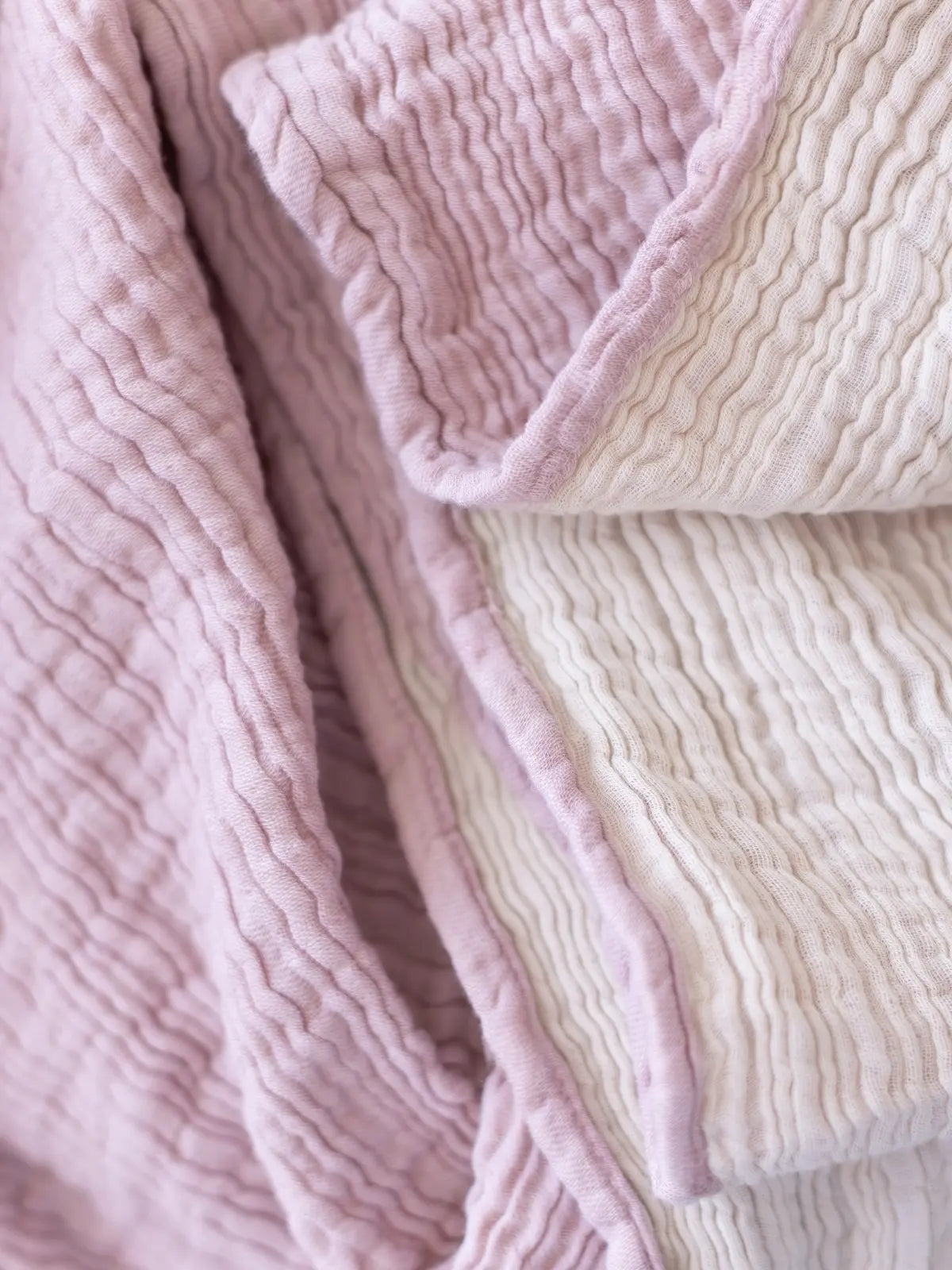 Açık pembe muslin örtü koltuk şalı olarak salon kullanımı