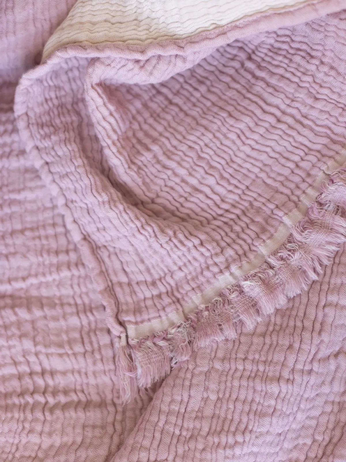 Açık pembe müslin pike yastık ile uyumlu görünüm