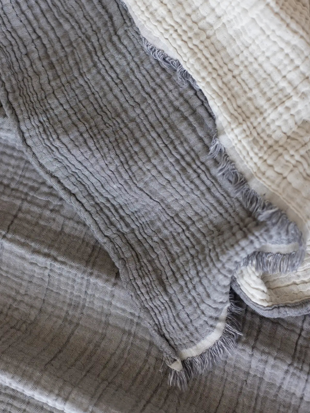 Antrasit muslin örtü tv battaniyesi olarak salon kullanımı