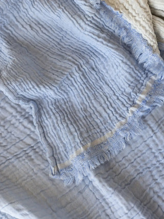 Bebe mavisi muslin yatak örtüsü kenar dikişi detayı