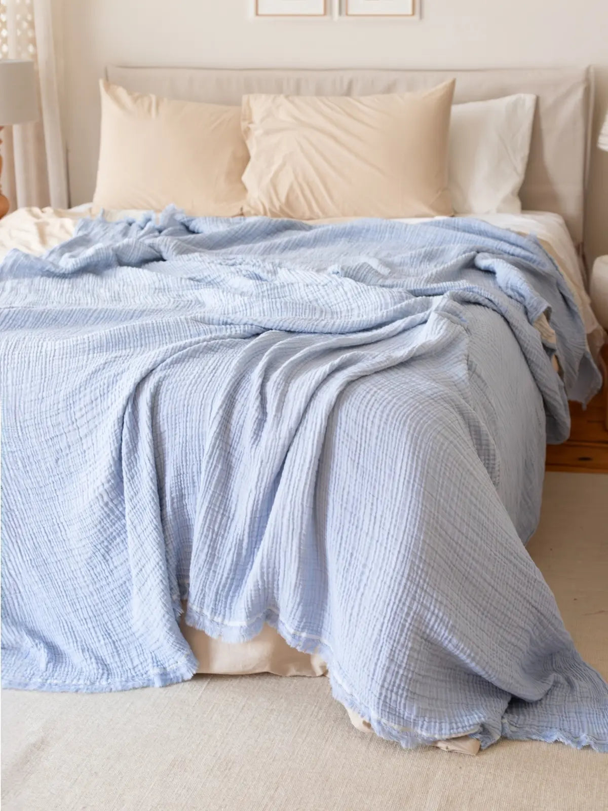 Bebe mavisi muslin örtü koltuk şalı olarak salon kullanımı