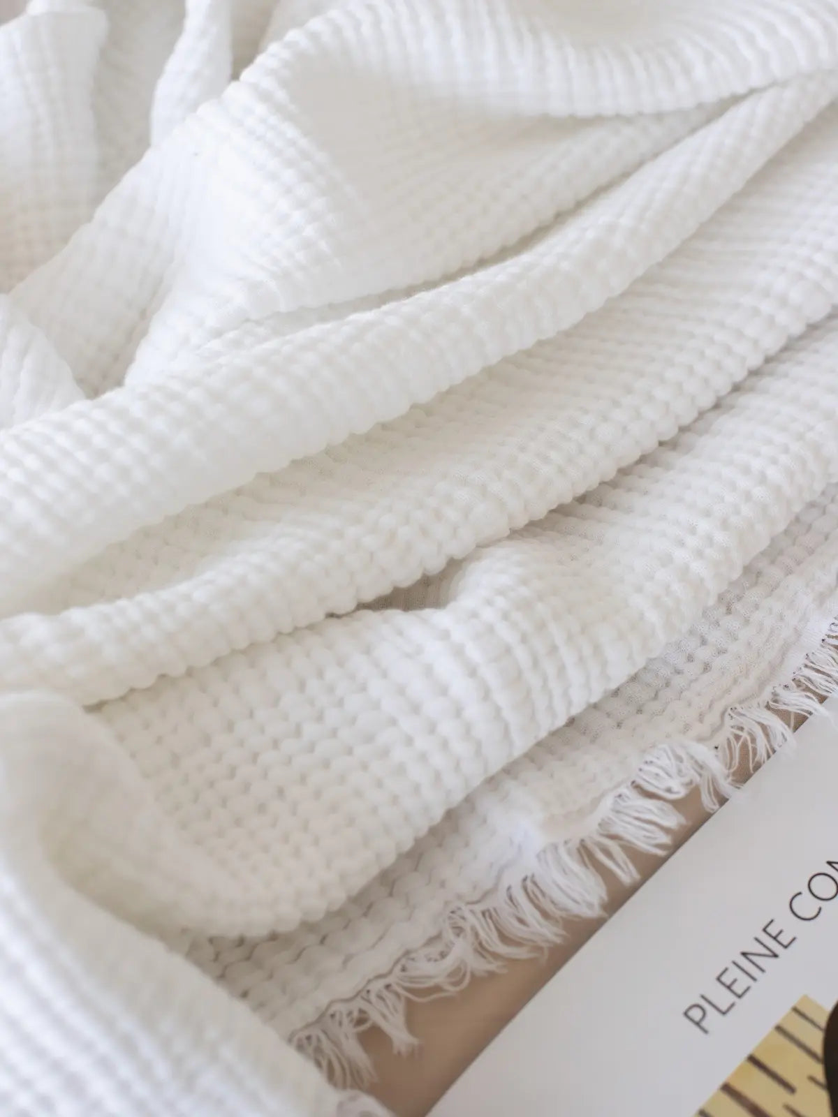 Beyaz 4 kat muslin pike dalgalı döküm görünümü