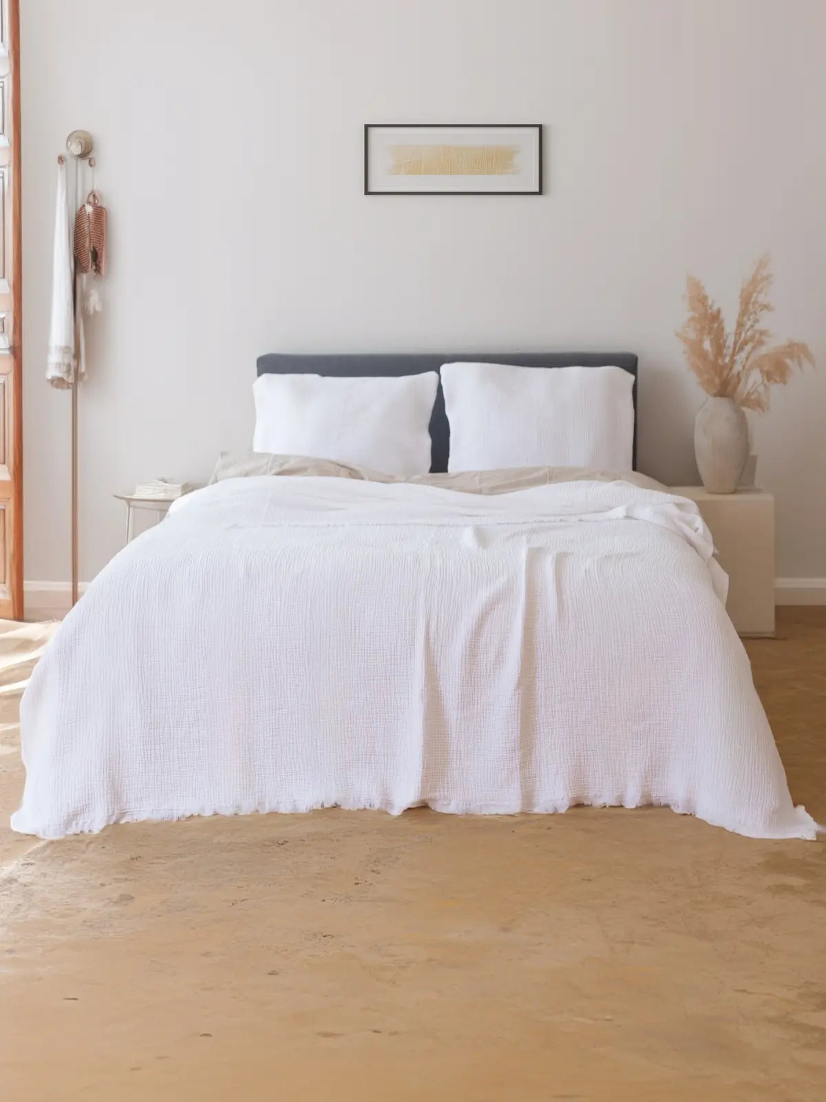 Beyaz muslin pike yatak odası genel görünüm otel tarzı