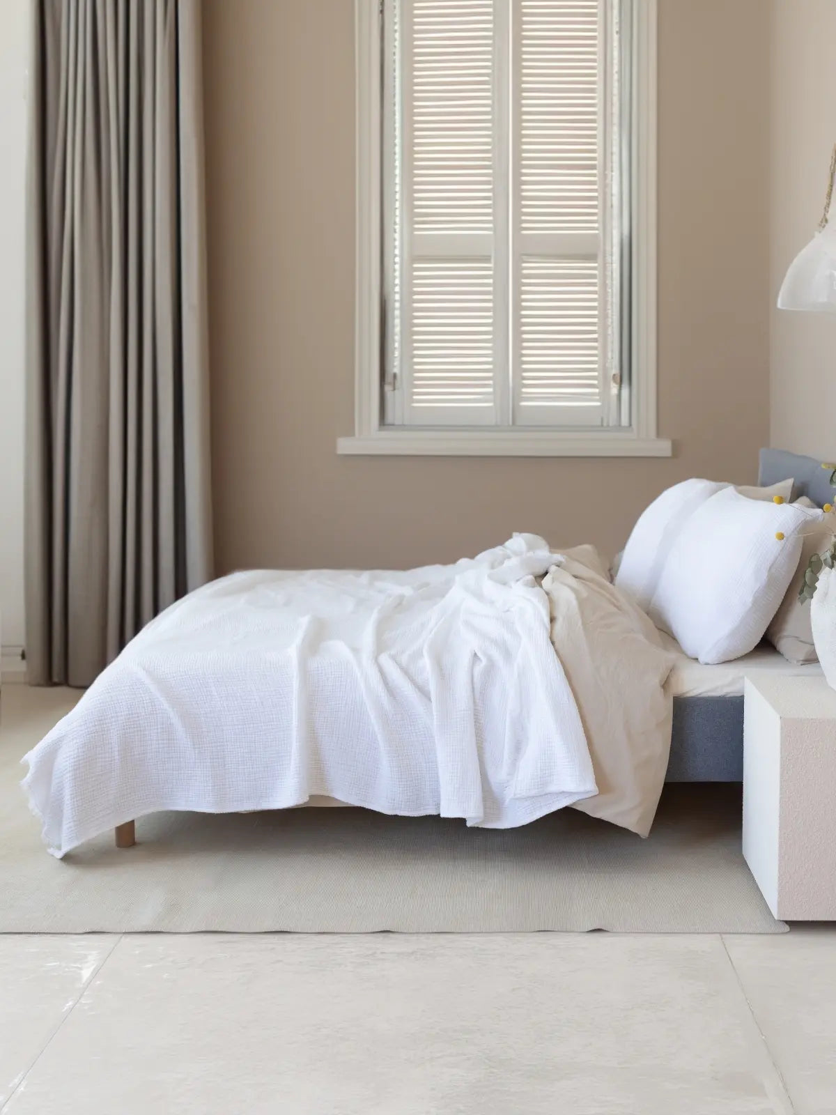 Beyaz 4 kat muslin yatak örtüsü katlanmış halde