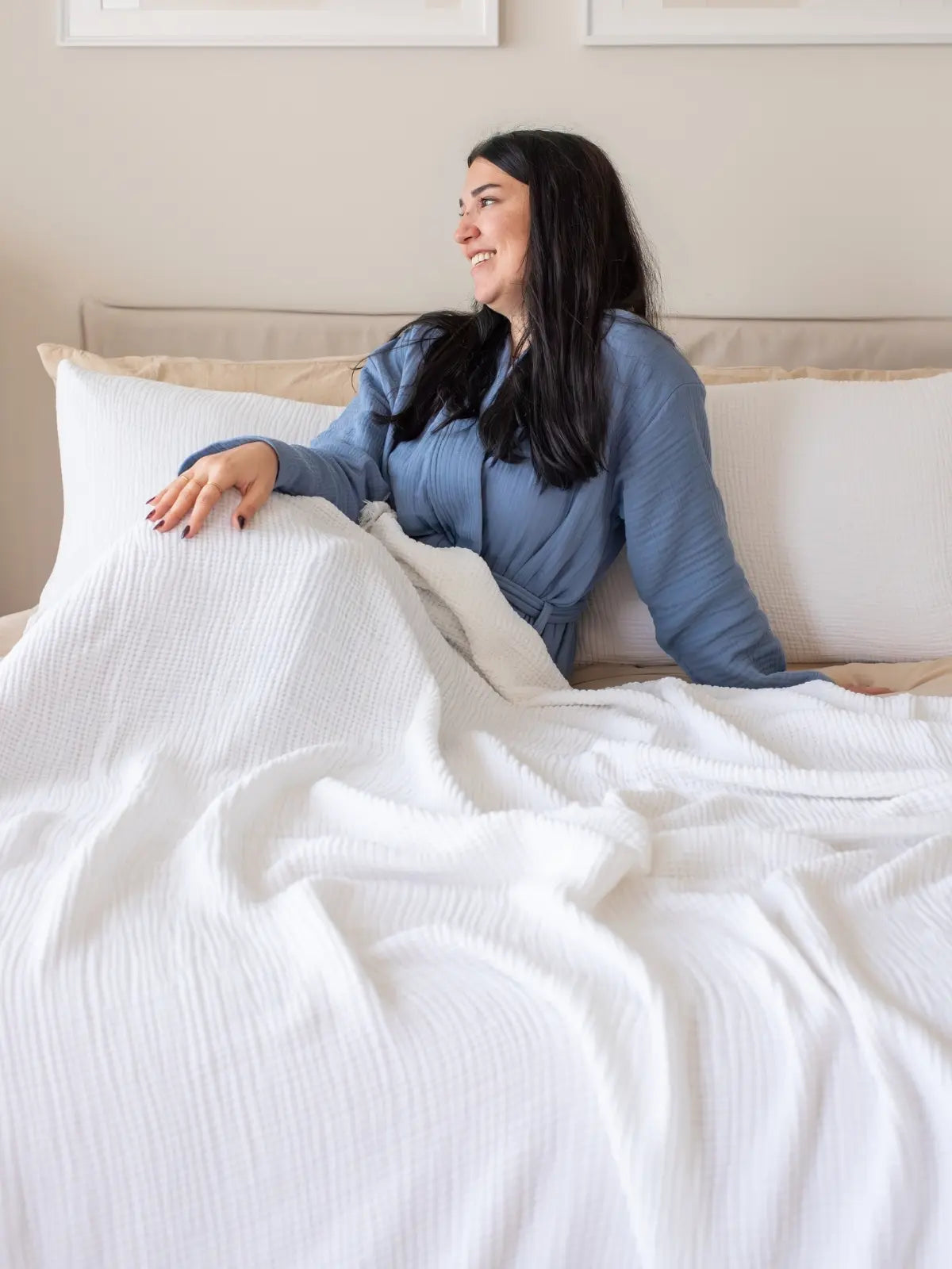 Beyaz muslin yatak örtüsü kenar dikişi detayı