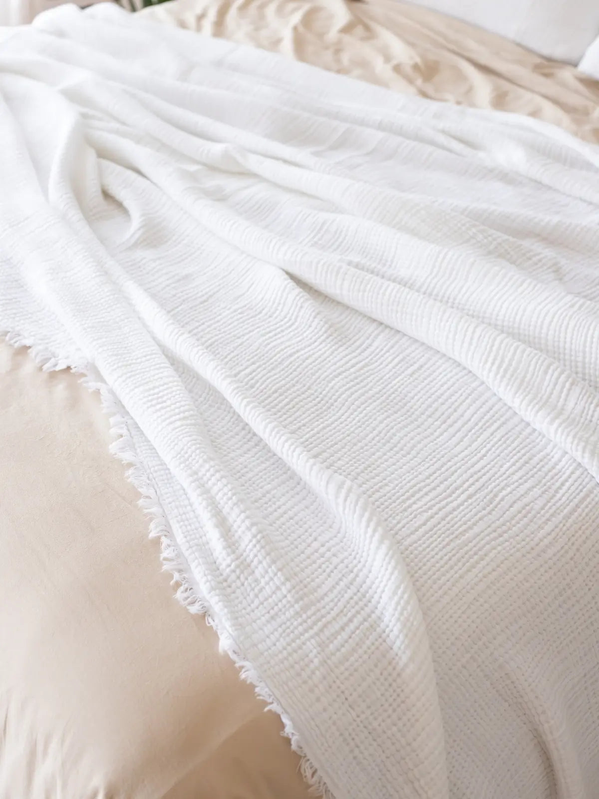 Beyaz muslin örtü koltuk şalı olarak salon kullanımı