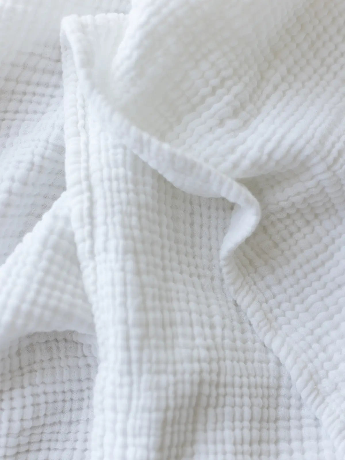 Beyaz muslin pike yastık ile uyumlu görünüm