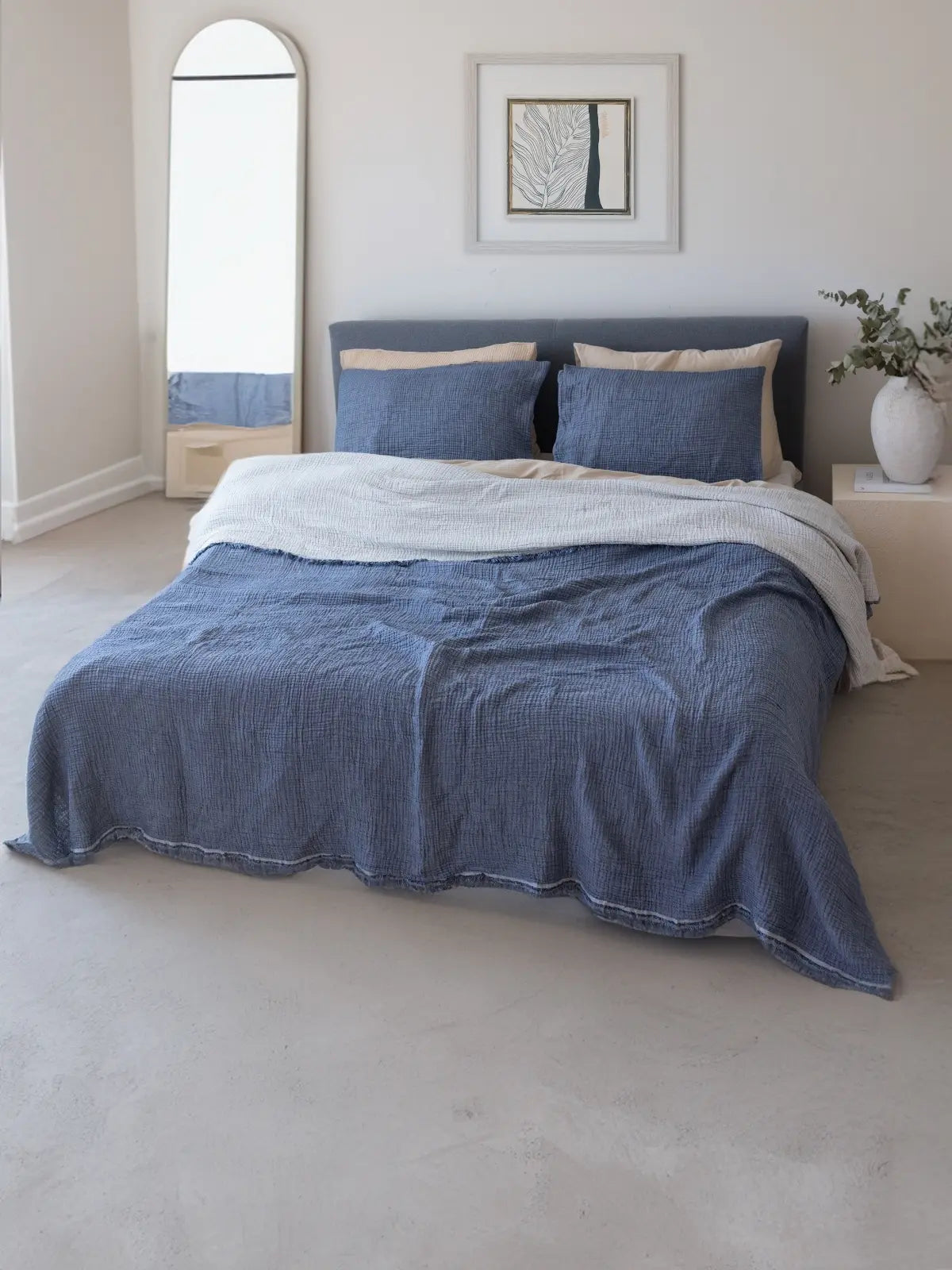 İndigo mavi muslin yatak örtüsü kumaş dokusu yakın çekim