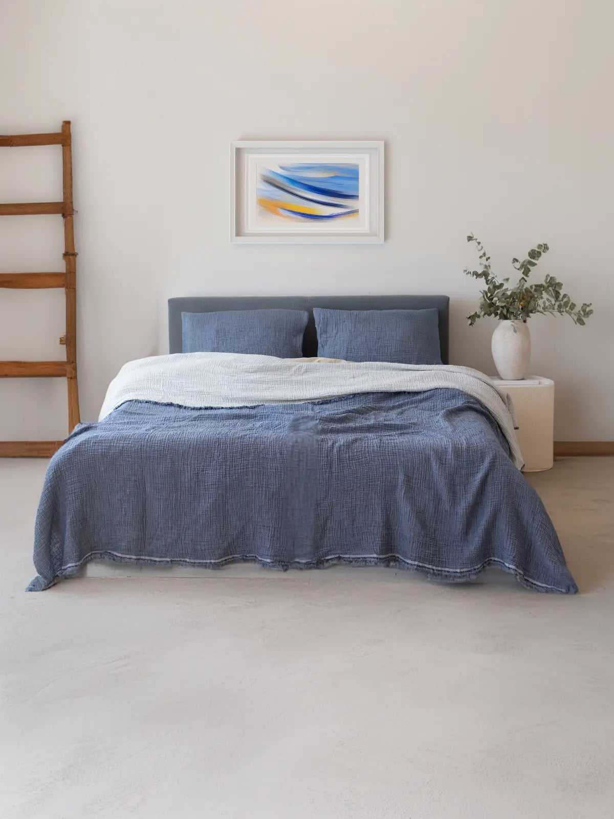 İndigo mavi muslin pike yatak odası genel görünüm akdeniz tarzı