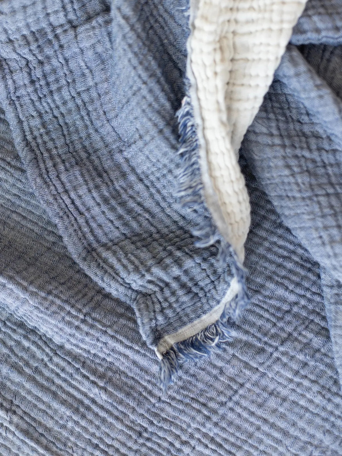 İndigo mavi 4 kat muslin yatak örtüsü katlanmış halde