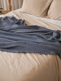 İndigo mavi muslin yatak örtüsü kenar dikişi detayı