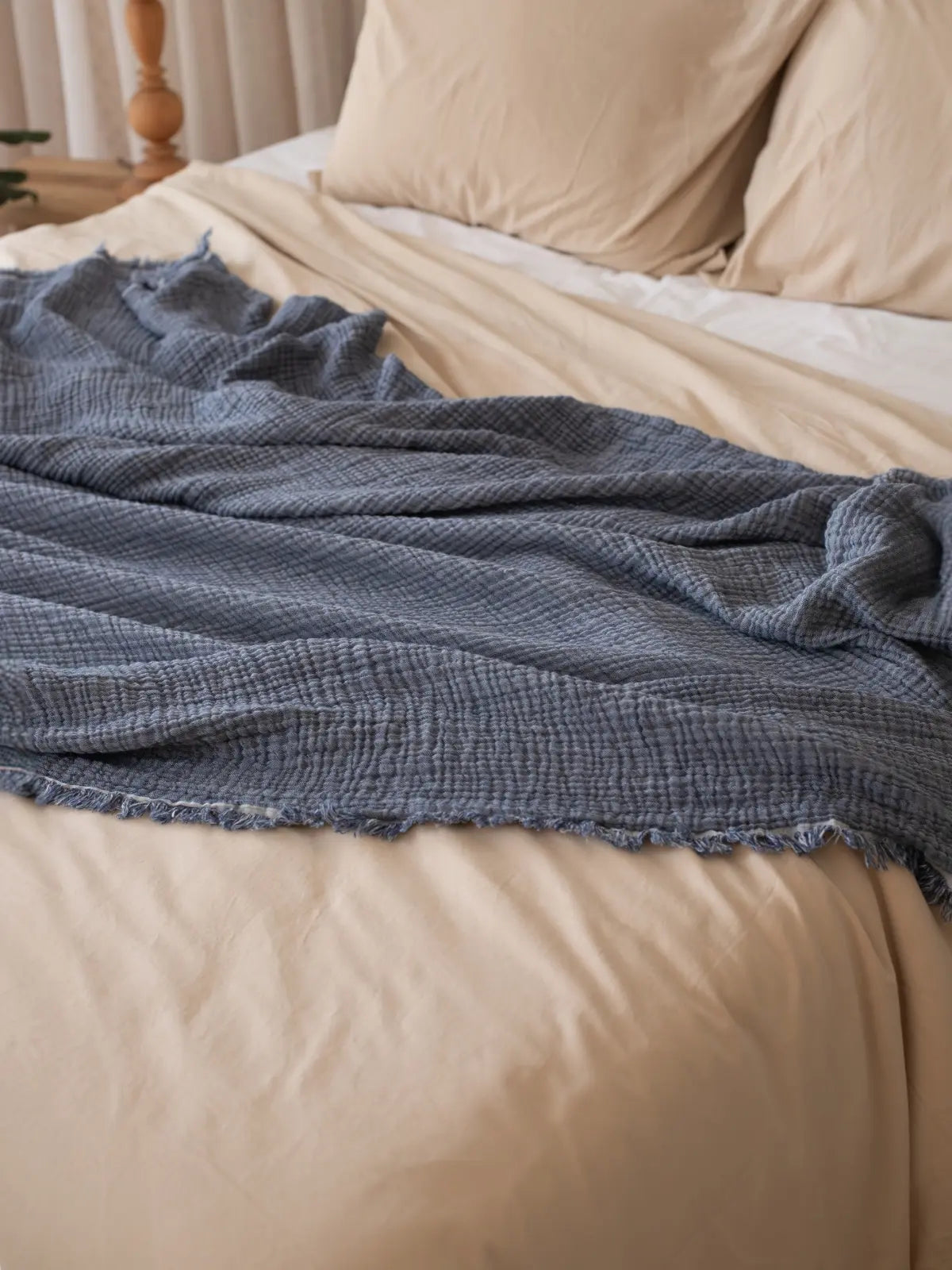 İndigo mavi muslin yatak örtüsü kenar dikişi detayı