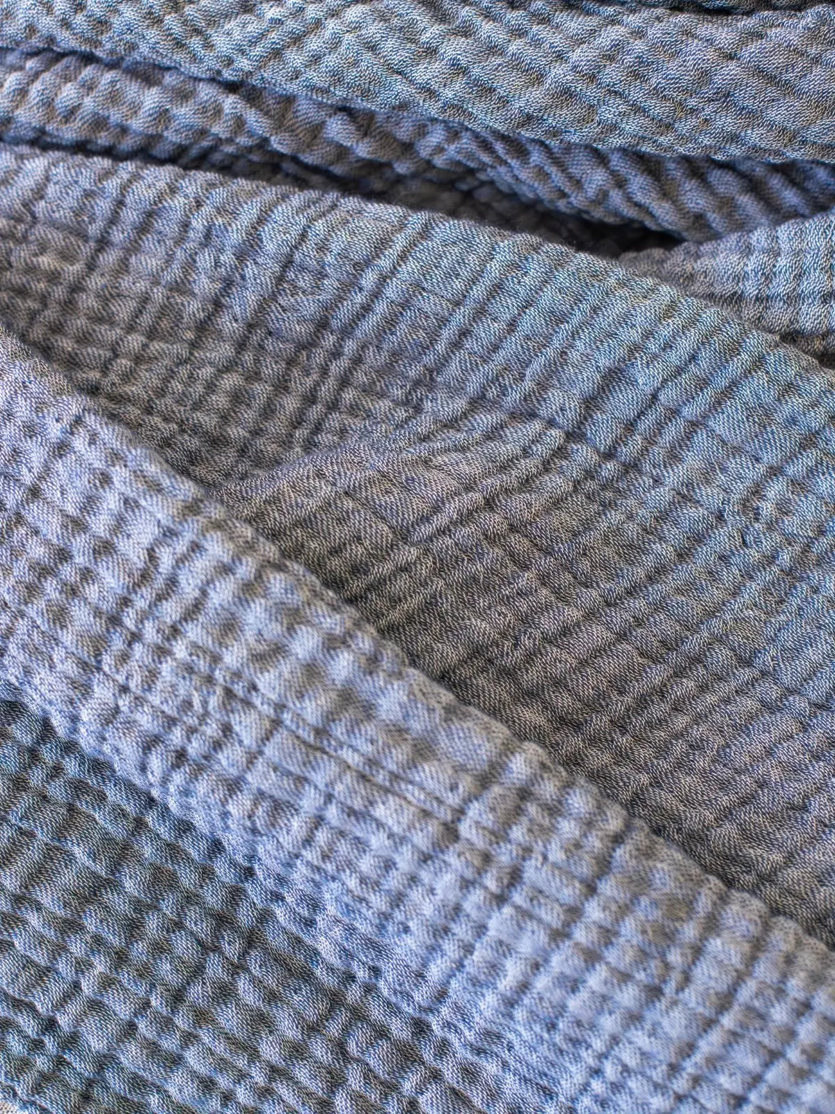 İndigo mavi muslin örtü koltuk şalı olarak salon kullanımı